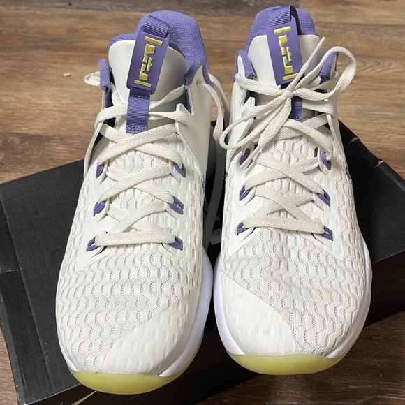 Lebron Witness V Summit white Metallic Bronze worn 3 times in great shape - Picture 10 of 10